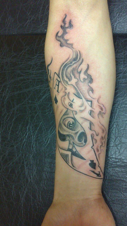 tatouage flamme avant bras noir
