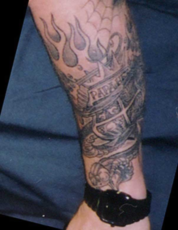 tatouage flamme avant bras noir