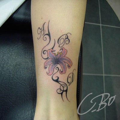 tatouage fleur arabesque