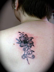 tatouage fleur avec initiale