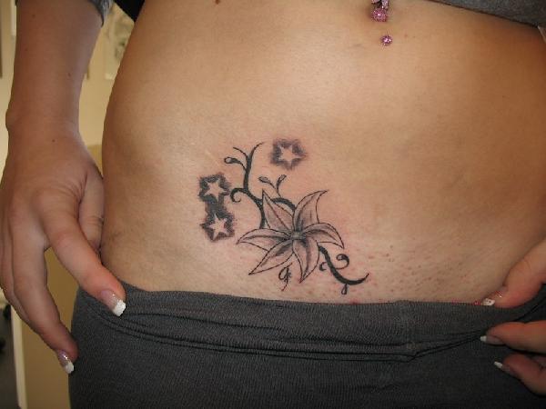 tatouage fleur avec lettre