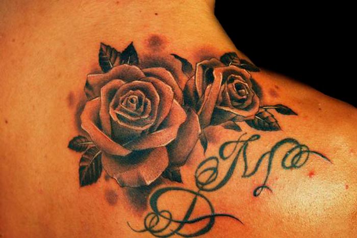 tatouage fleur avec lettre