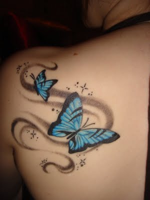 tatouage fleur avec papillon