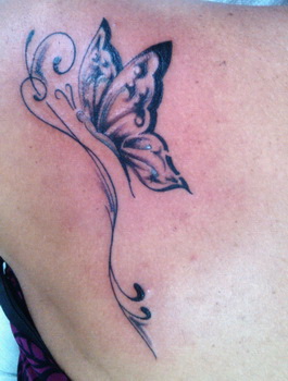 tatouage fleur avec papillon