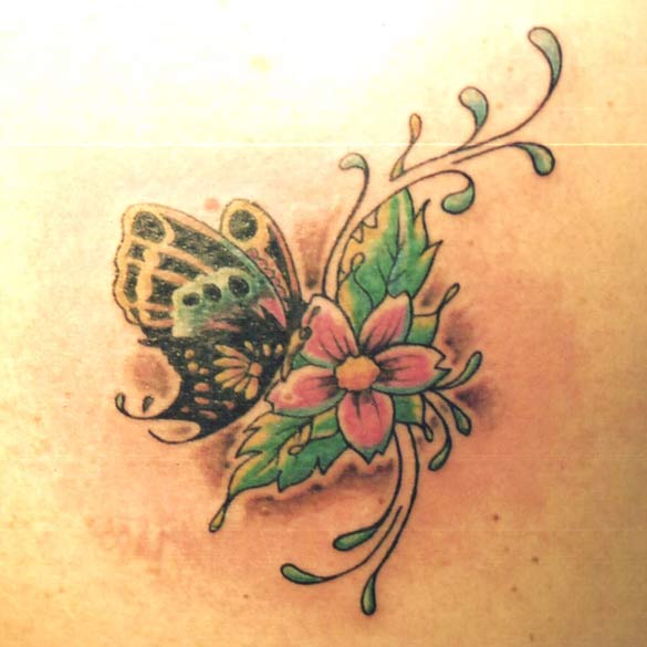 tatouage fleur avec papillon