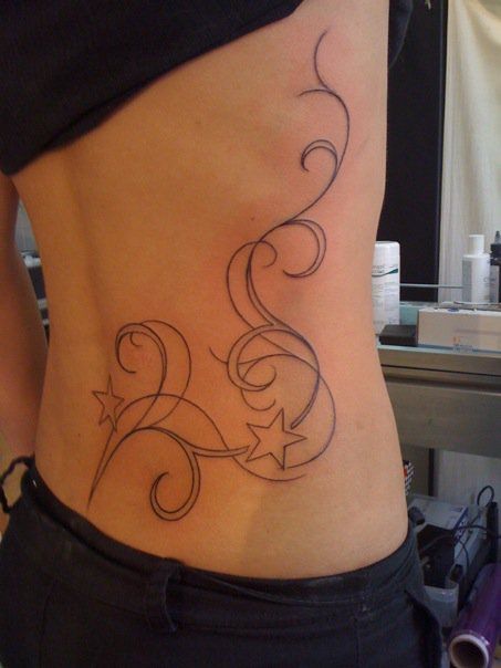 tatouage fleur bas des reins