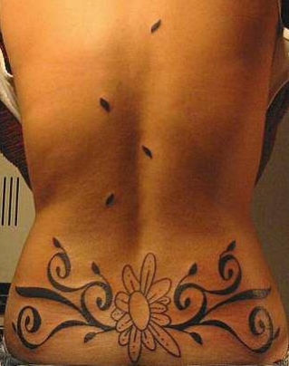 tatouage fleur bas des reins