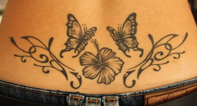 tatouage fleur bas des reins