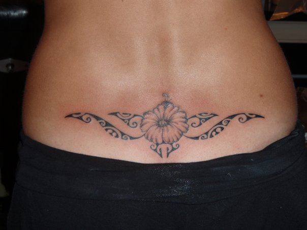tatouage fleur bas des reins