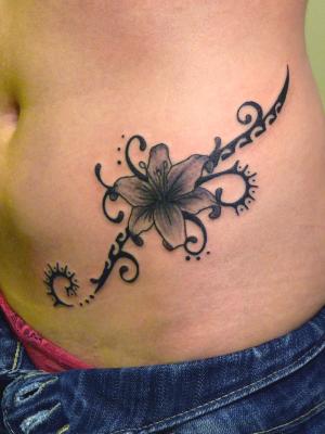 tatouage fleur bas des reins