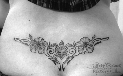 tatouage fleur bas des reins
