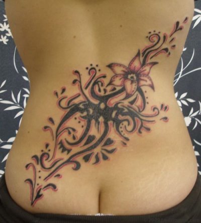 tatouage fleur bas du dos femme