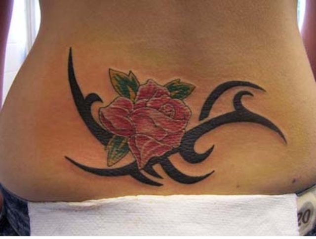 tatouage fleur bas du dos femme