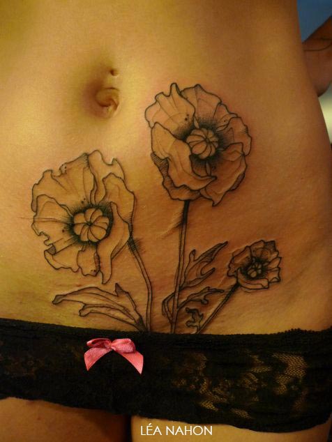 tatouage fleur bas du ventre