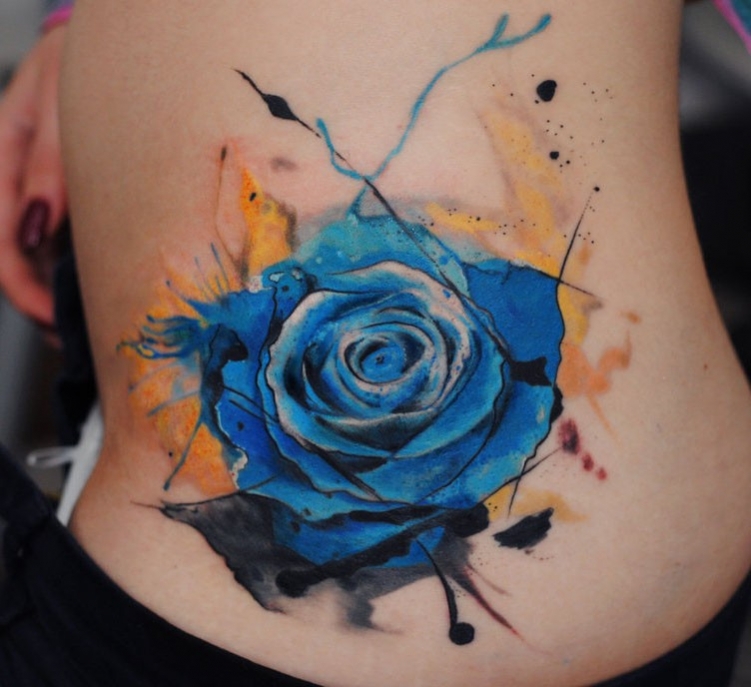 tatouage fleur bleu