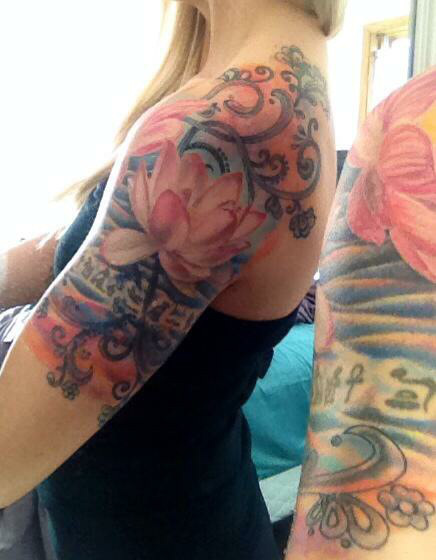 tatouage fleur bras femme