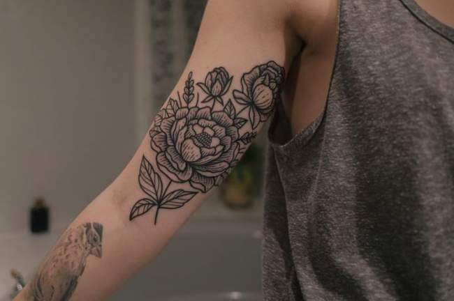 tatouage fleur bras femme