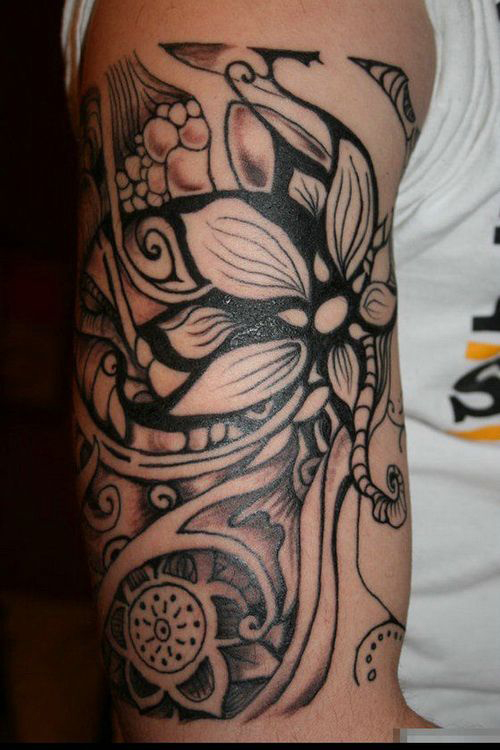 tatouage fleur bras homme