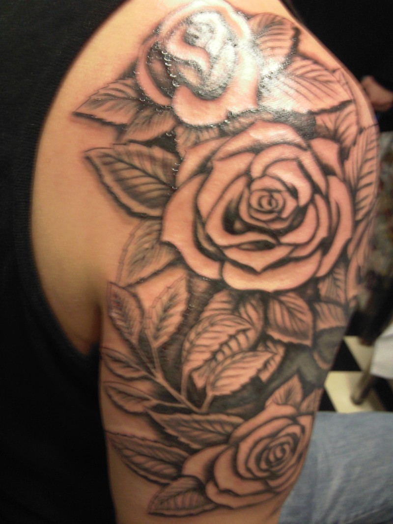 tatouage fleur bras homme