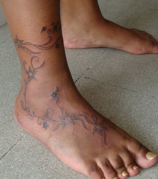 tatouage fleur cheville