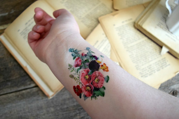 tatouage fleur colorée