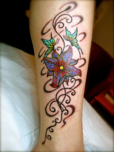 tatouage fleur colorée