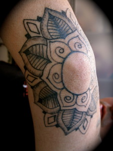 tatouage fleur coude