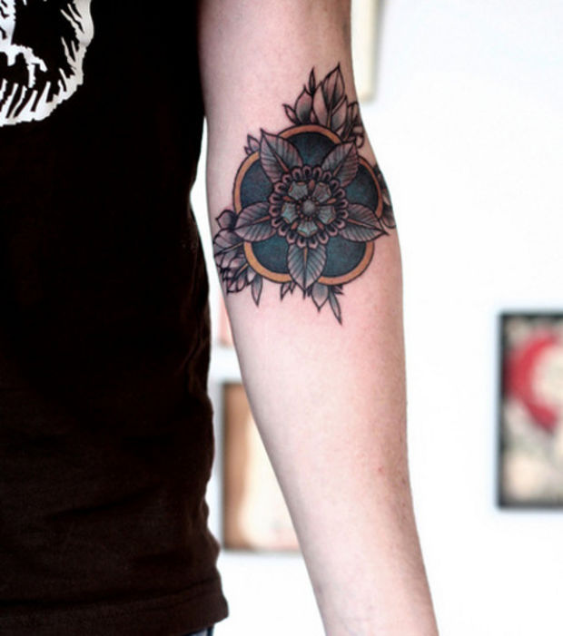 tatouage fleur coude