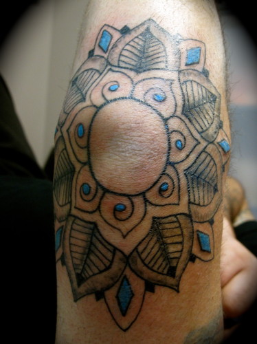 tatouage fleur coude