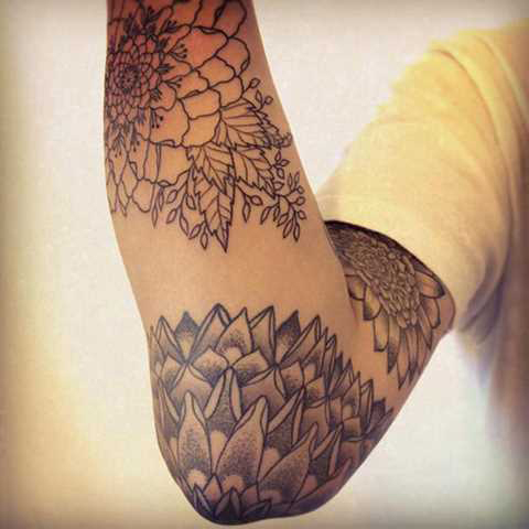tatouage fleur coude