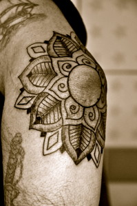 tatouage fleur coude