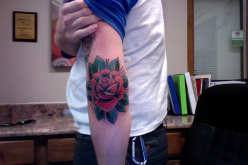 tatouage fleur coude