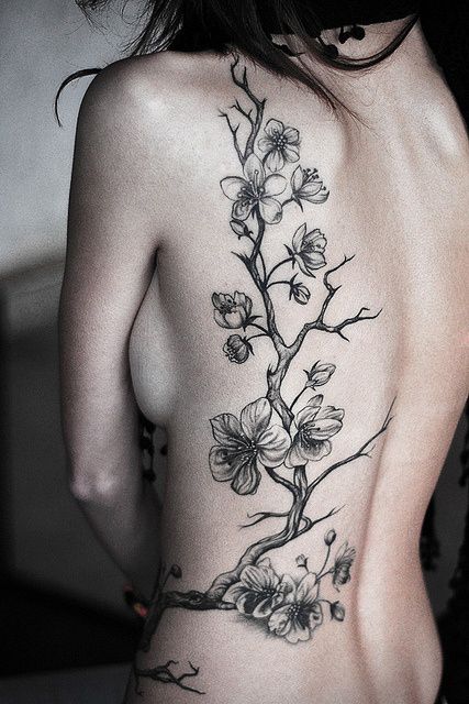 tatouage fleur dos