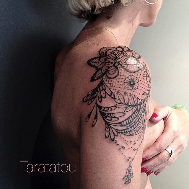 tatouage fleur épaule femme