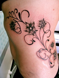 tatouage fleur et arabesque