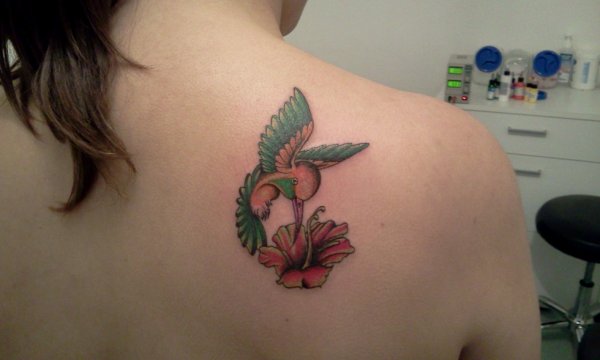 tatouage fleur et colibri