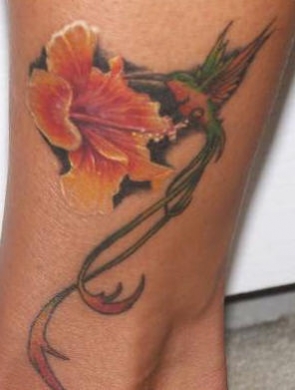 tatouage fleur et colibri