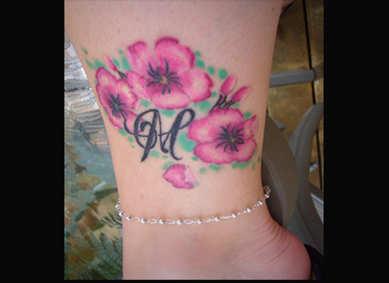 tatouage fleur et initiale
