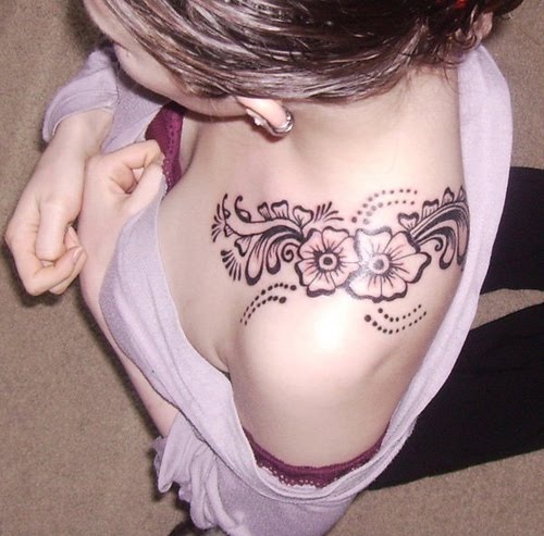 tatouage fleur femme