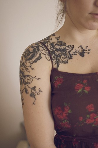tatouage fleur femme épaule