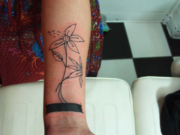 tatouage fleur fin