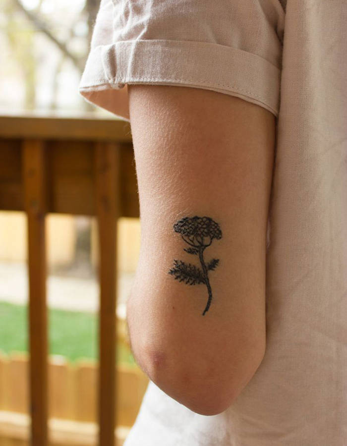 tatouage fleur fin