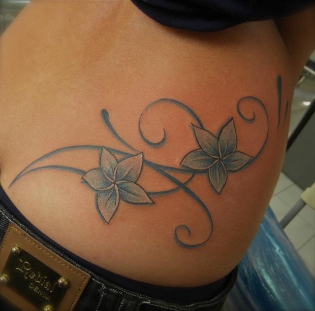 tatouage fleur frangipanier