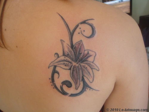 tatouage fleur gothique