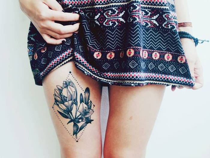 tatouage fleur graphique