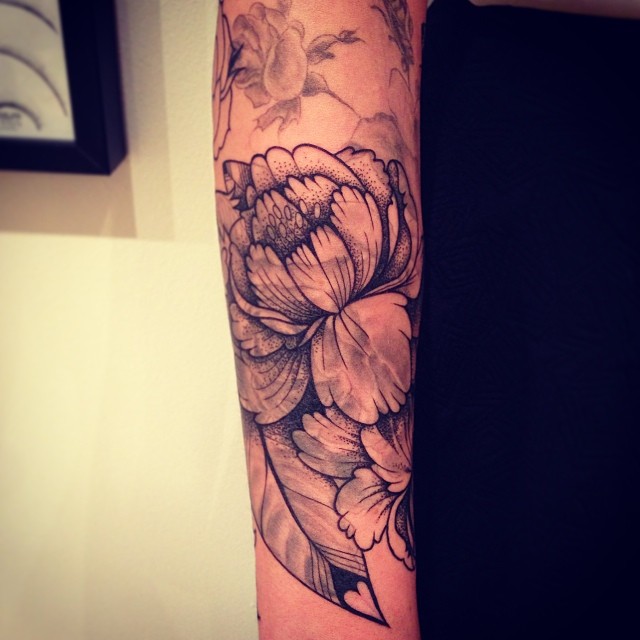 tatouage fleur graphique