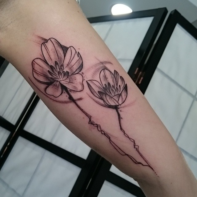 tatouage fleur graphique