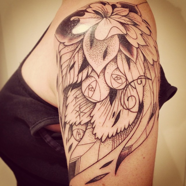 tatouage fleur graphique