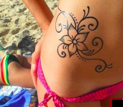 tatouage fleur hanche