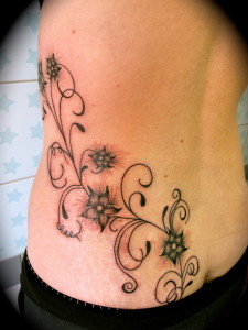 tatouage fleur hanche